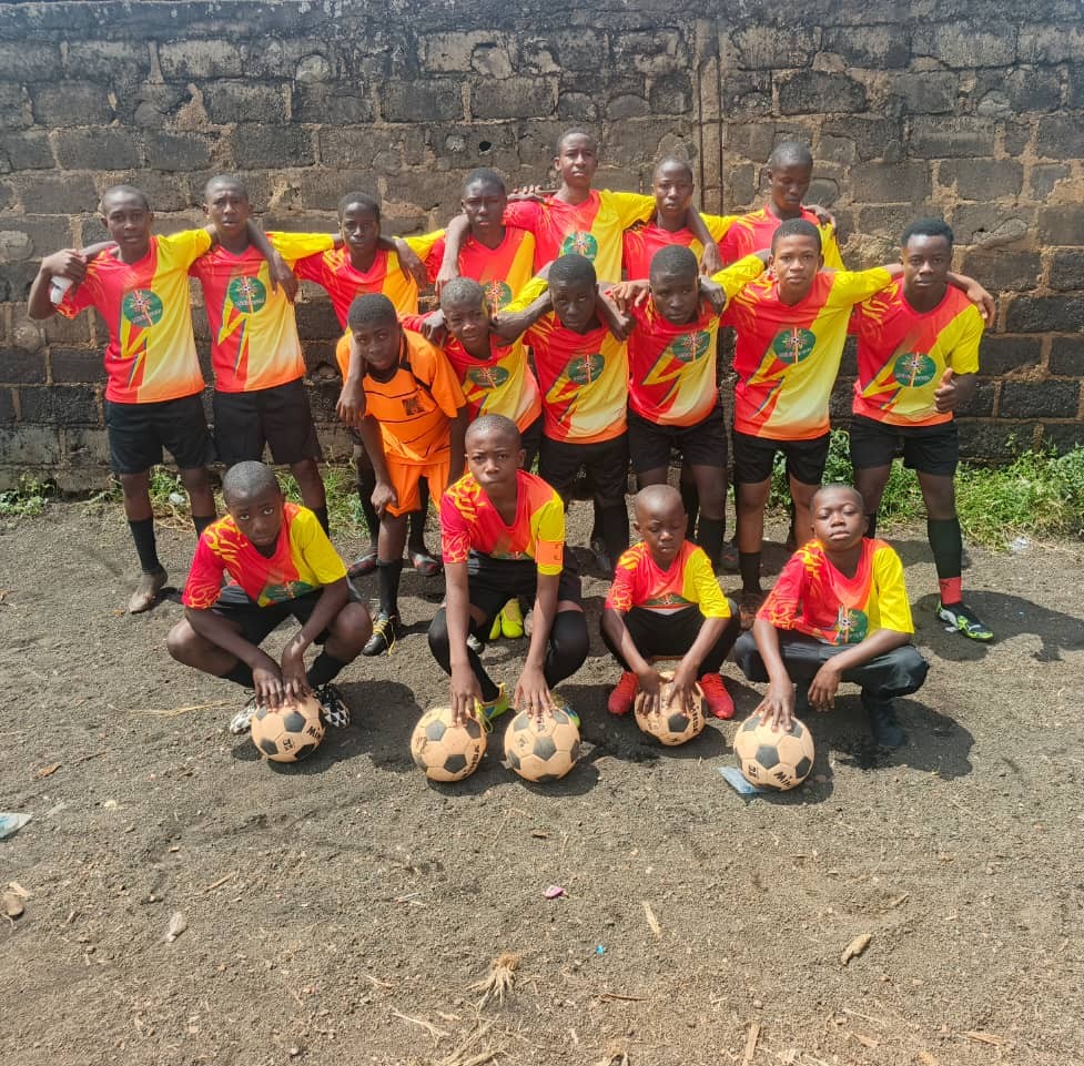 L'équipe MGM — jeunes footballeurs de Foumban